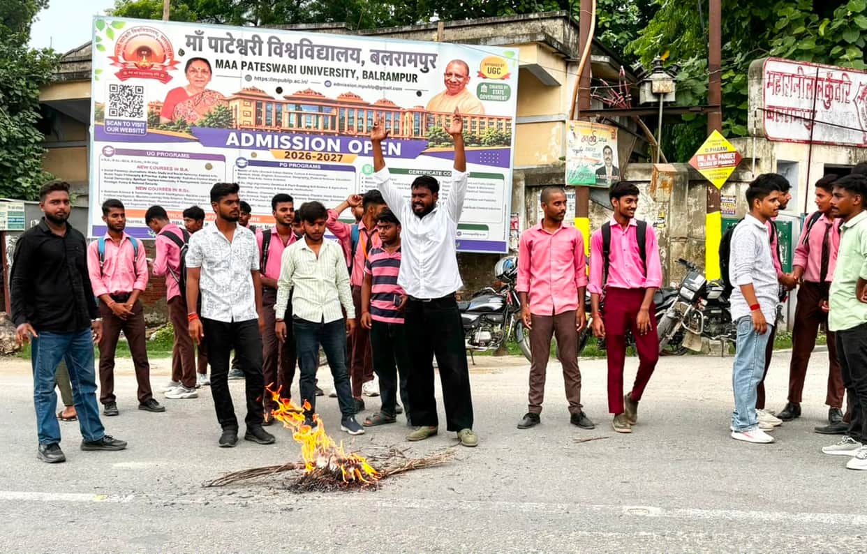 ABVP activists burned an effigy of the Jharkhand government in protest against the paper leak.