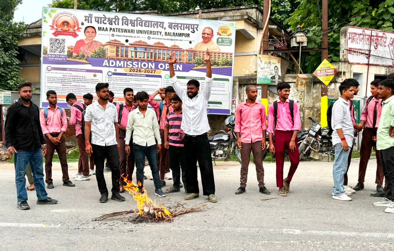 पुतला फूंकते कार्यकर्ता