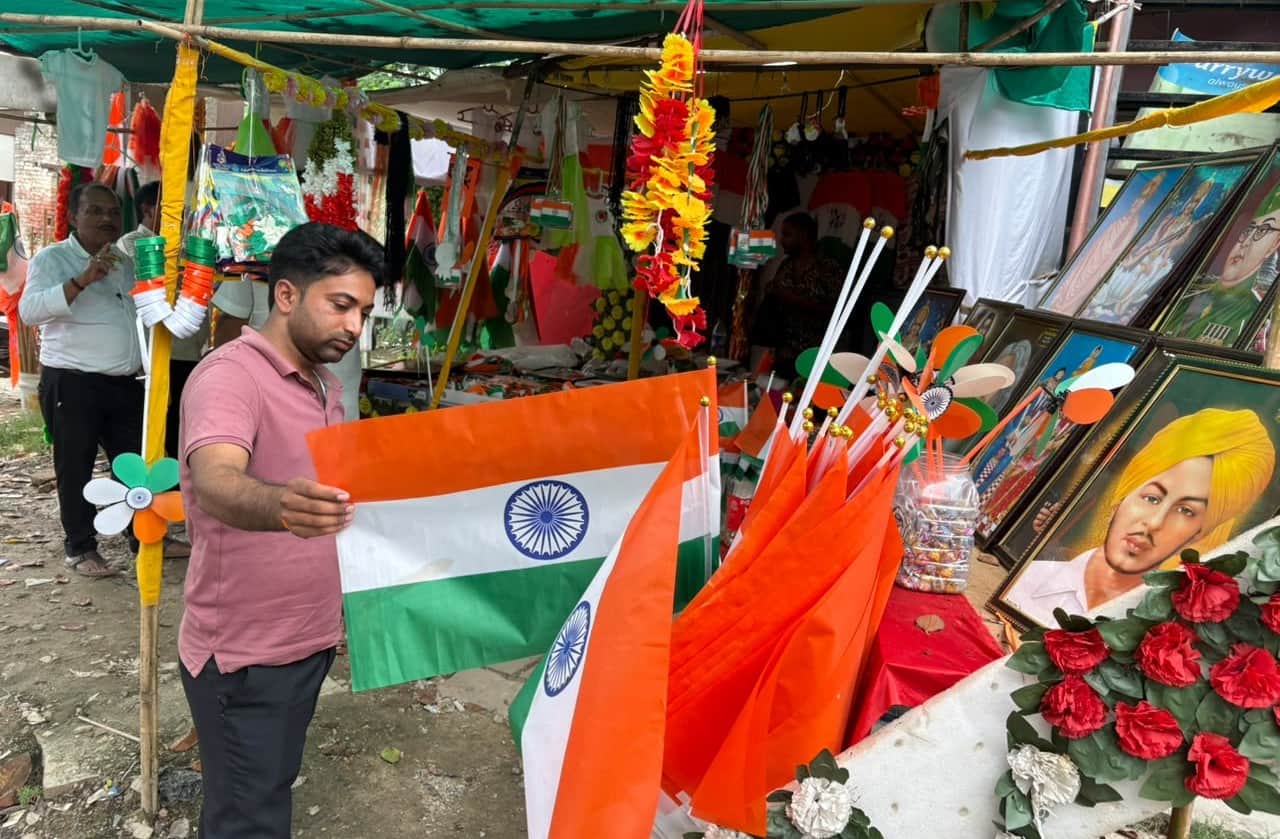 पटेलनगर में तिरंग झंडा से सजी दुकान। संवाद