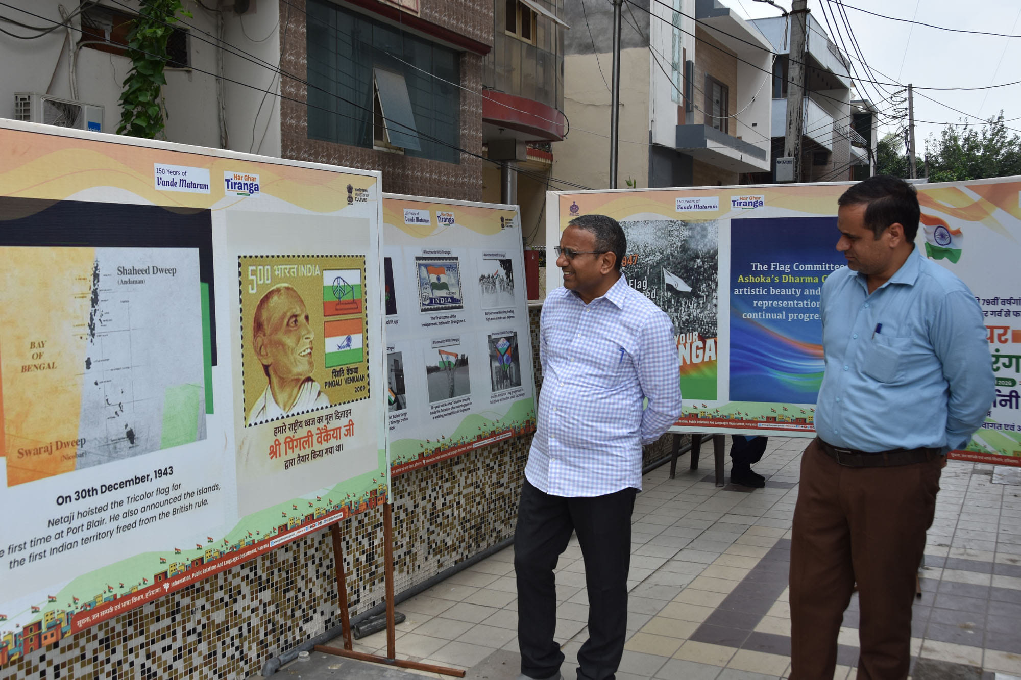 पदमा सिटी मॉल में प्रदर्शनी का अवलोकन करते डीएमसी। प्रवक्ता