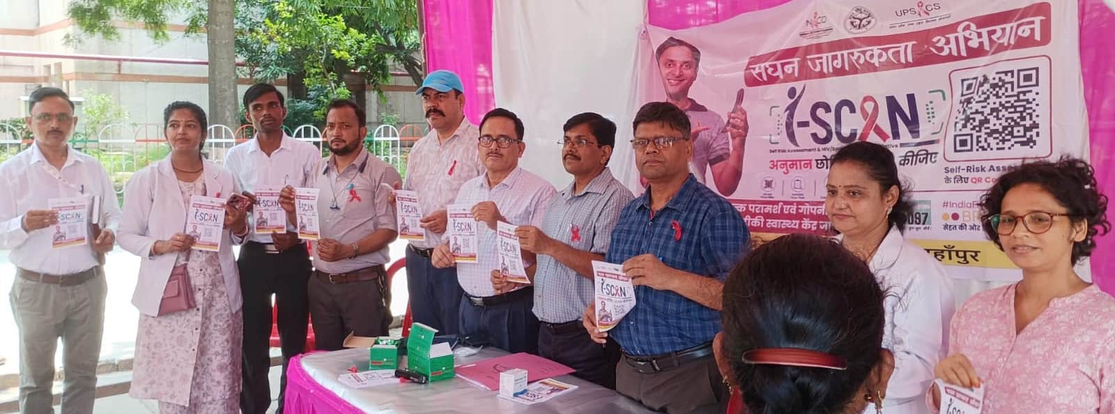 राजकीय मेडिकल कॉलेज परिसर में लगे स्वास्थ्य कैंप में उपस्थित सीएमएस व स्वास्थ्यकर्मी। स्रोत : 