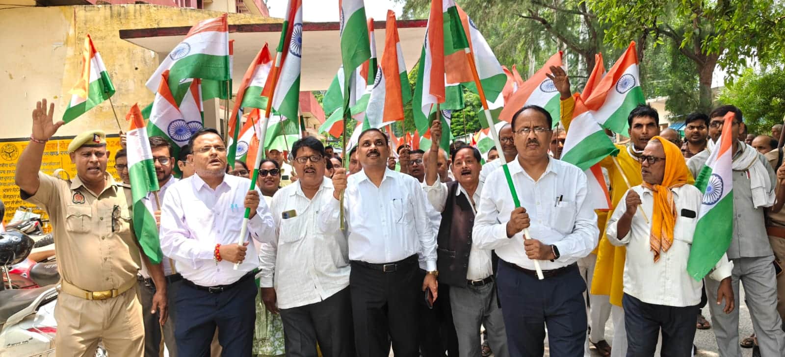 रसड़ा तहसील परिसर से तिरंगा यात्रा निकाले लोग।संवाद