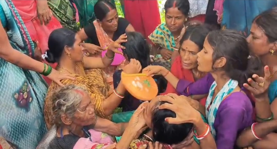 रोते-बिलखते मृतक के परिजन