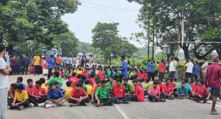 Korba News: Eklavya School Students Protest, 4-Hour Road Blockade Ends After SDM’s Written Assurance