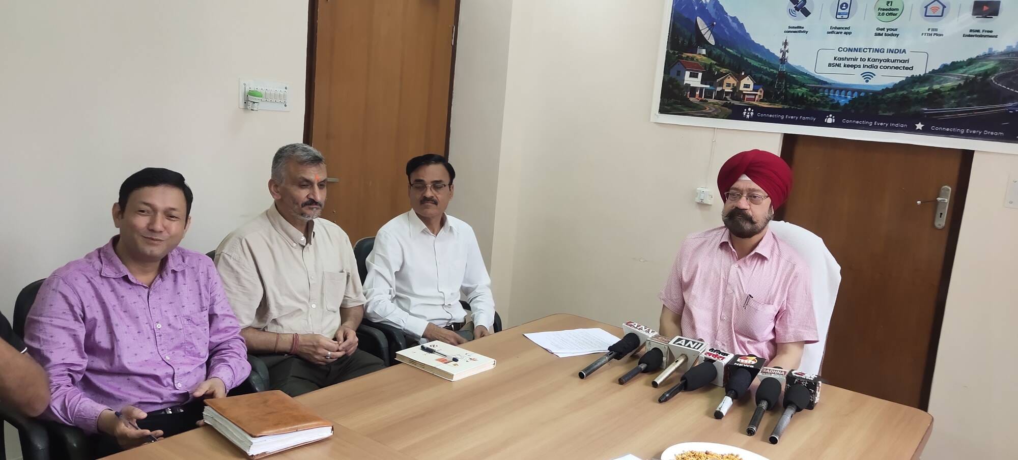 सोलन में प्रेस वार्ता करते बीएसएनएल के महाप्रबंधक और मौजूद अन्य अधिकारी। संवाद