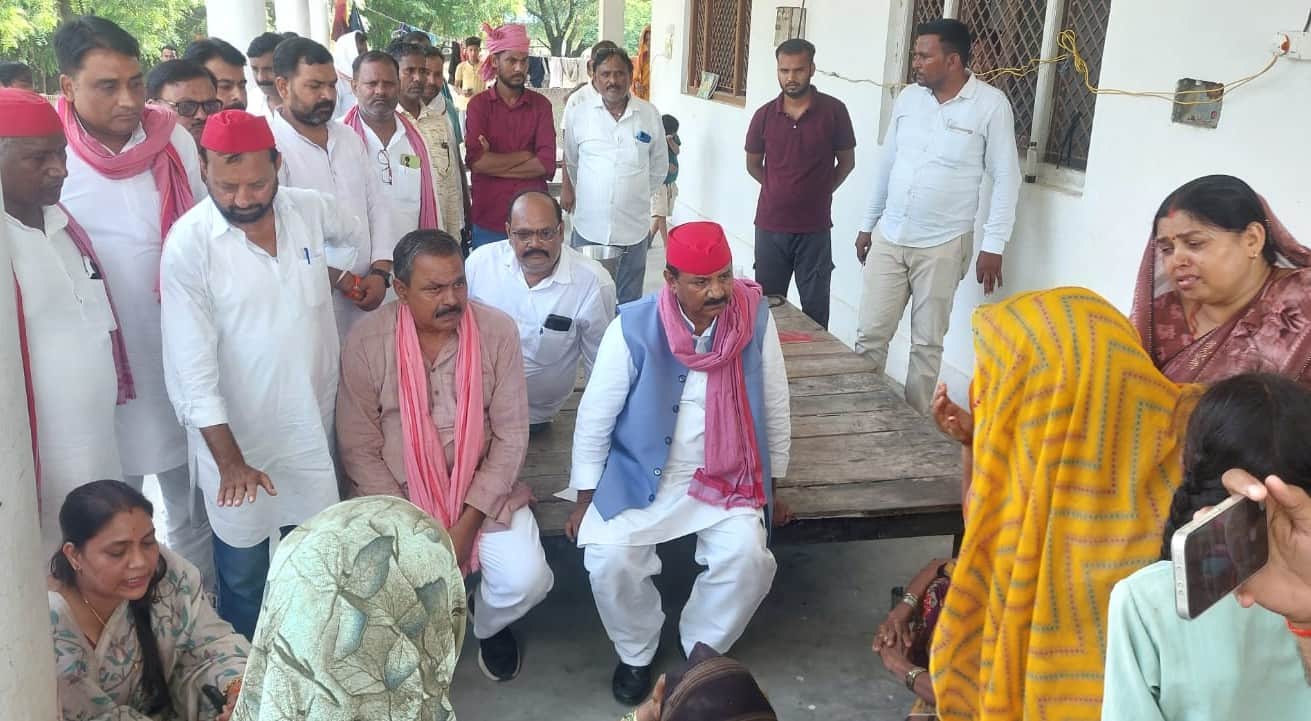 सम्हई राजपुतानी में पूर्व महामंत्री के घर परिजनों को ढ़ाढ़स बढ़ाते सपा प्रदेश अध्यक्ष श्यामलाल 