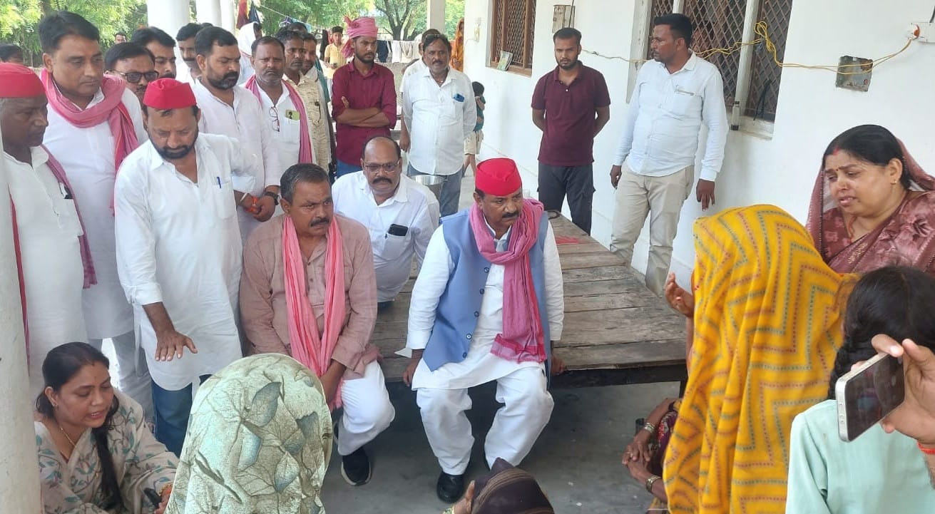 सम्हई राजपुतानी में पूर्व महामंत्री के घर परिजनों को ढ़ाढ़स बढ़ाते सपा प्रदेश अध्यक्ष श्यामलाल 