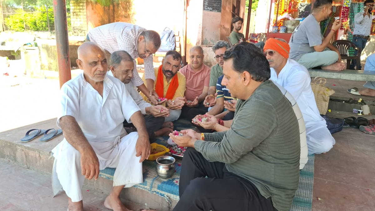 Sonipat News: वृद्धाश्रम में दम तोड़ने वाले शिवचरण के भतीजे ने आदित्य किया पिंडदान