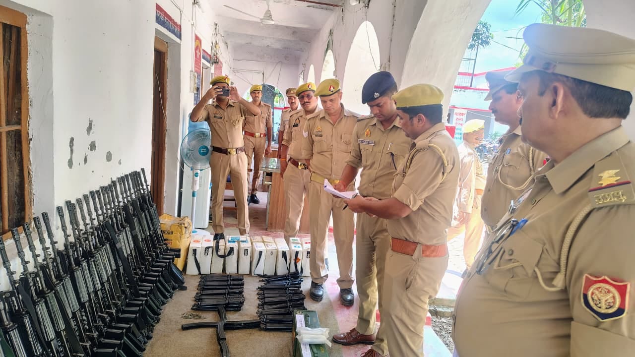  सोनवा थाने का निरीक्षण करते सीओ।-