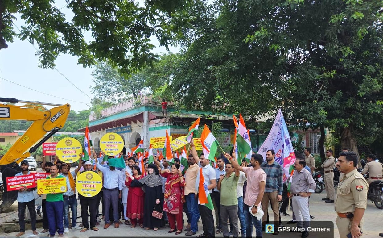 School children stepped out with the Tricolour, conveying a message of patriotism.