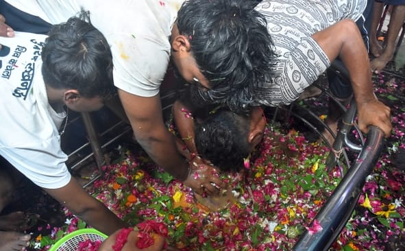 Crowd of devotees thronged the Buddheshwar Mahadev Temple