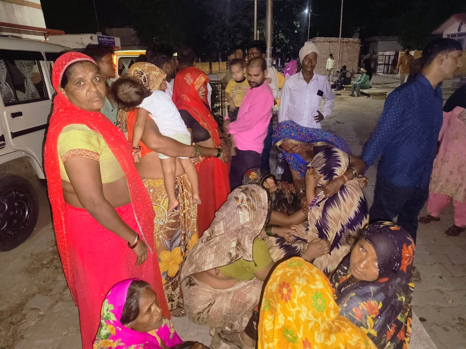 शाहजहांपुर में कांट रोड पर दो कांवड़ियों की मौत के बाद रोते-बिलखते परिजन। संवाद