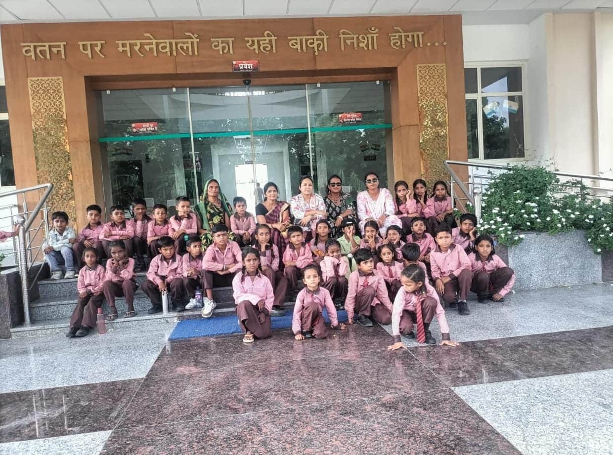 शाहजहांपुर में शहीद संग्रहालय का भ्रमण करते बच्चे। स्रोत: विभाग