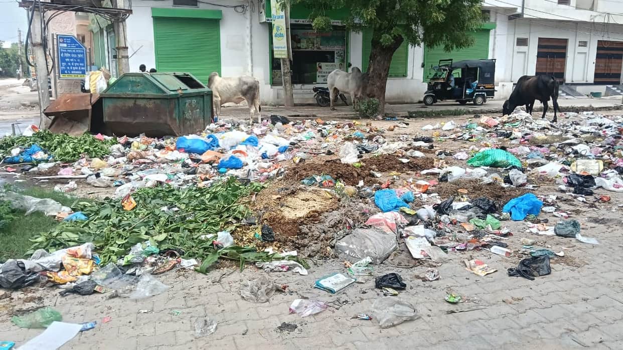 Garbage collection halted; piles of waste accumulated at 20 locations in the markets