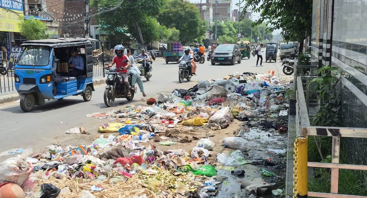 Piles of garbage accumulate in the city; risk of infection rises.