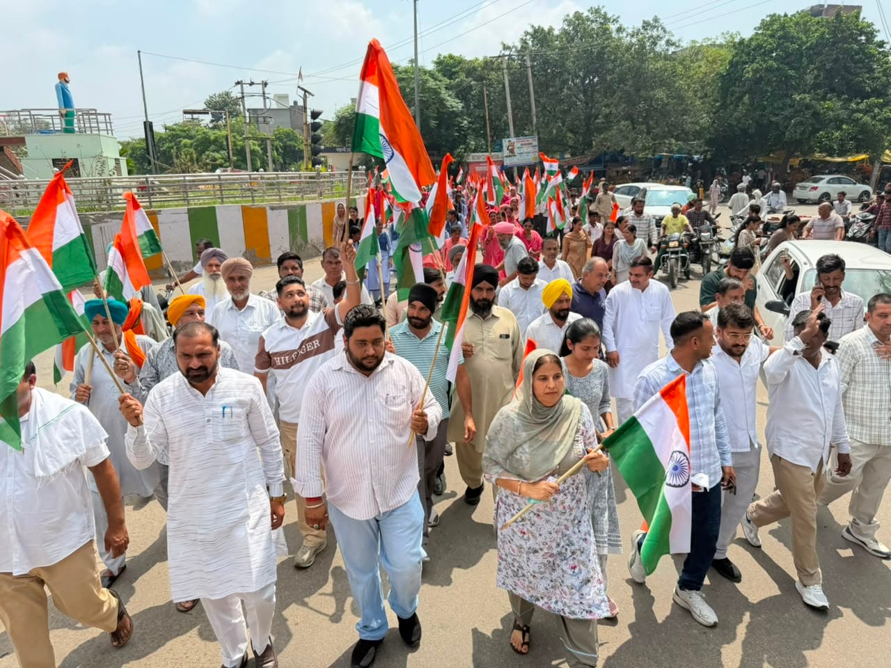 शहर में तिरंगा यात्रा निकालते शहरवासी व कर्मचारी। विज्ञप्ति