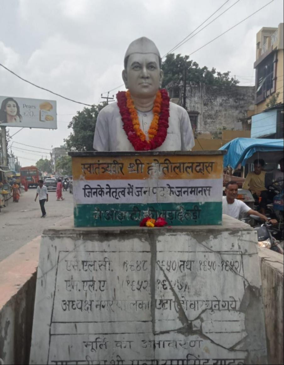 शिकोहाबाद मार्ग तिराहे पर स्थापित होती लाल दास की प्रतिमा। संवाद