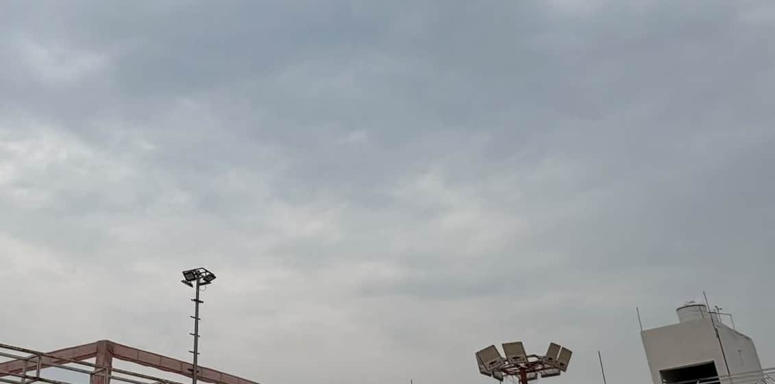 शाम के समय आसमान में छाया बादल। संवाद