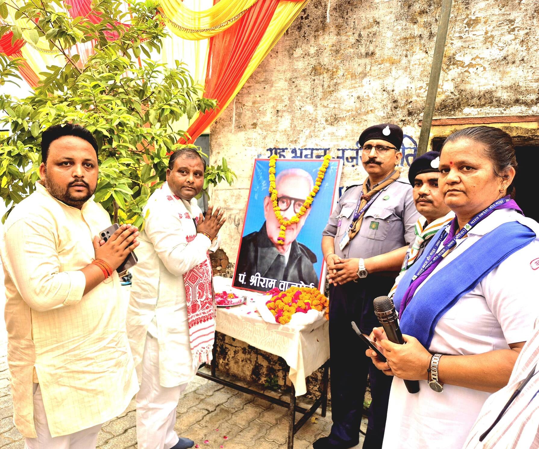 श्रीराम बाजपेयी की फोटो पर पुष्प अर्पित करते देते अतिथि। स्रोत: आयोजक
