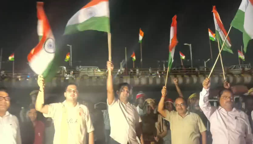 तिरंगा लहराते डीएम, सीडीओ, एडीएम और सीआरओ। वीडियो ग्रैब