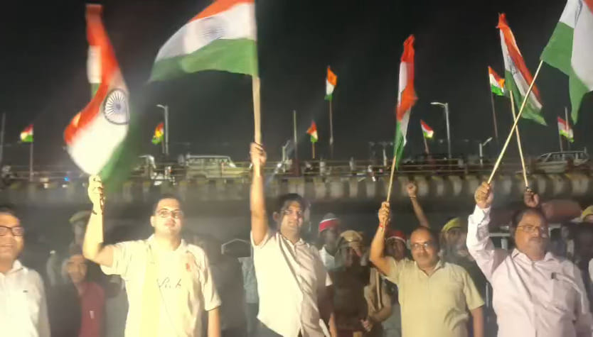 तिरंगा लहराते डीएम, सीडीओ, एडीएम और सीआरओ। वीडियो ग्रैब