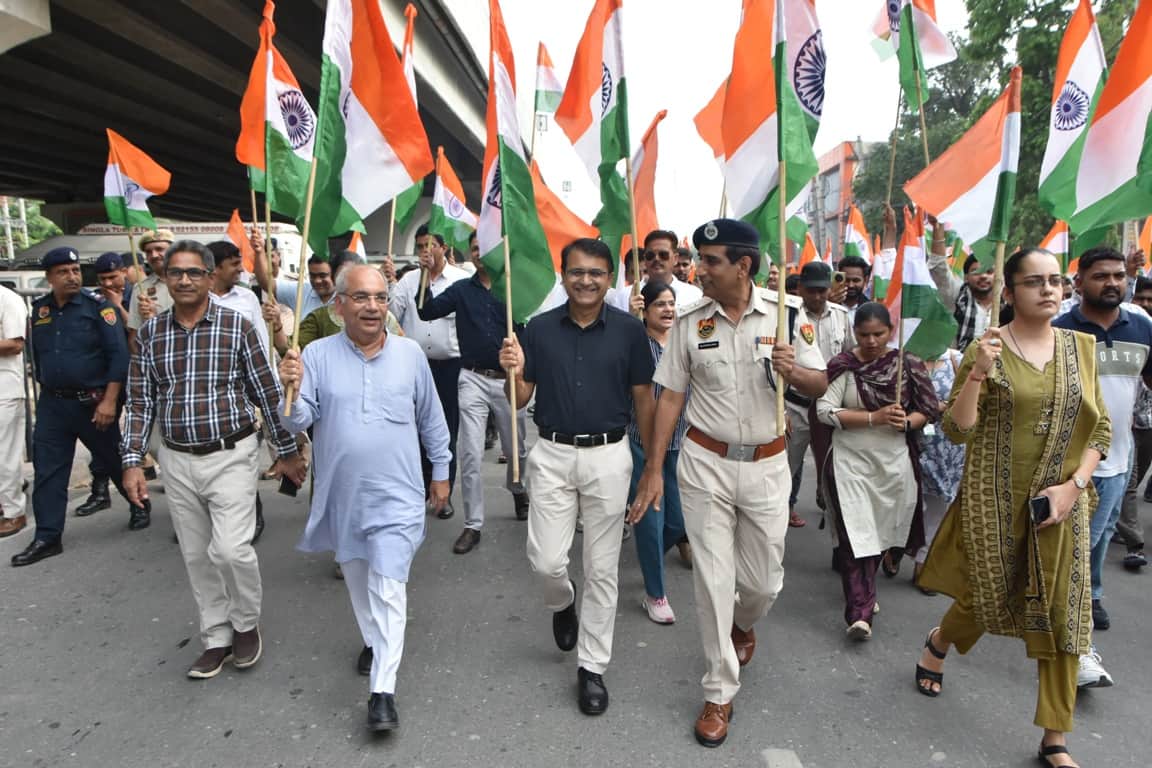 तिरंगा यात्रा निकालते उपायुक्त और पुलिस अधीक्षक। संवाद