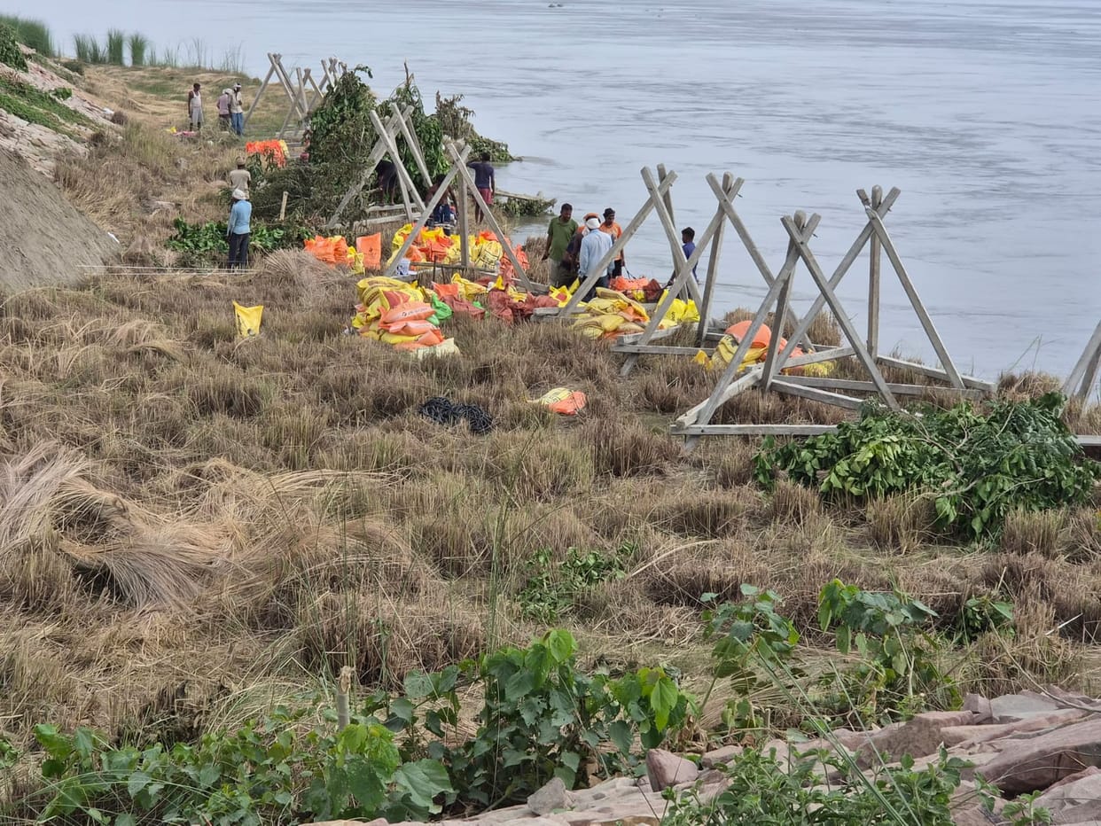 The water level of Saryu has risen by six centimeters, raising concerns in the villages due to erosion.