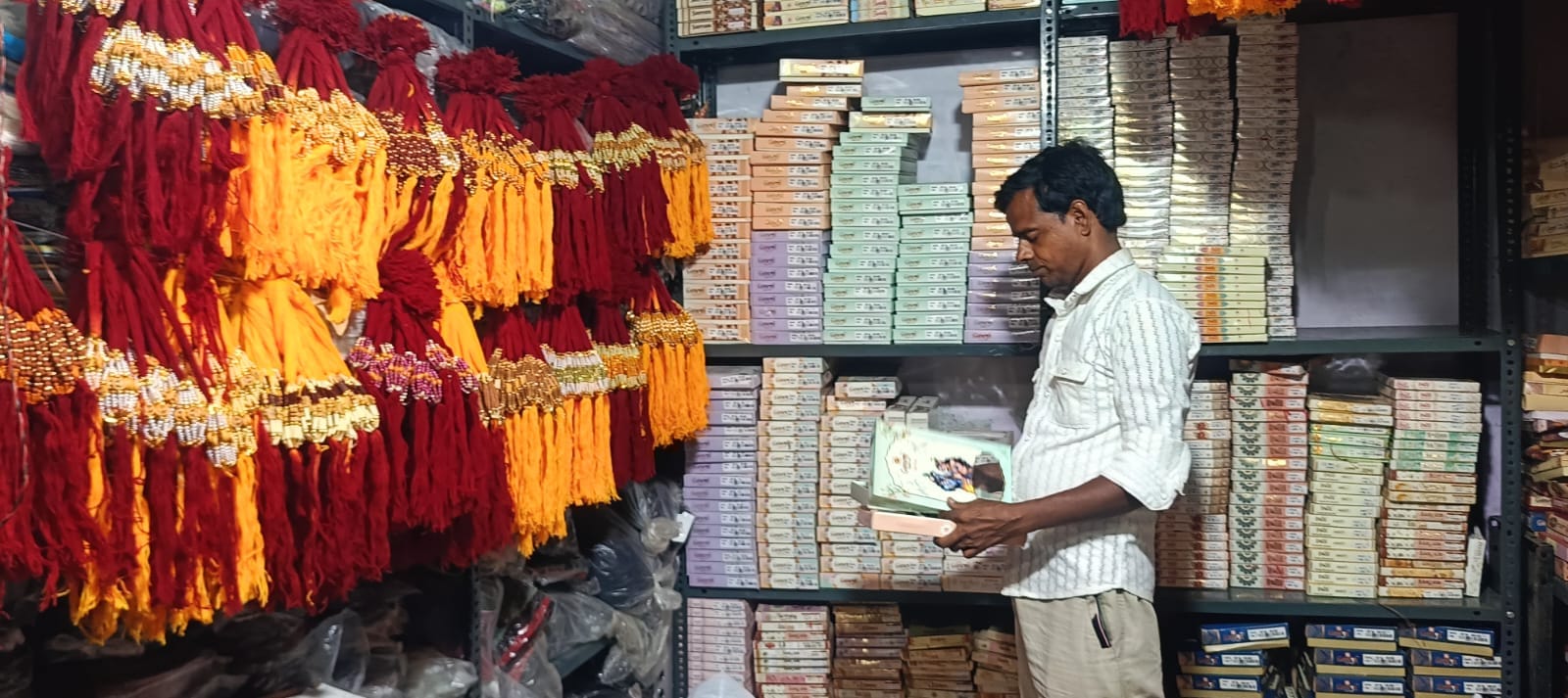 दुकान में सजीं राखियां।संवाद