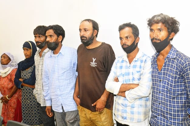 थाना टीला मोड़ पुलिस टीम ने नवजात बच्चे की तस्करी करने वाले गिरोह के आरोपियों को किया गिरफ्तार।