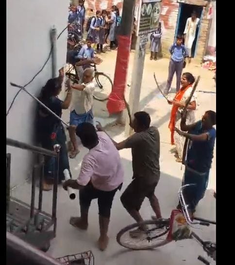 दंपती को पीटते लोग