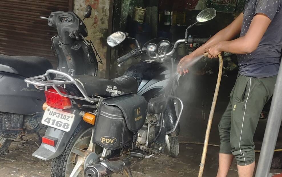 धुलाई सेंटर पर बाइक की हो रही धुलाई। संवाद