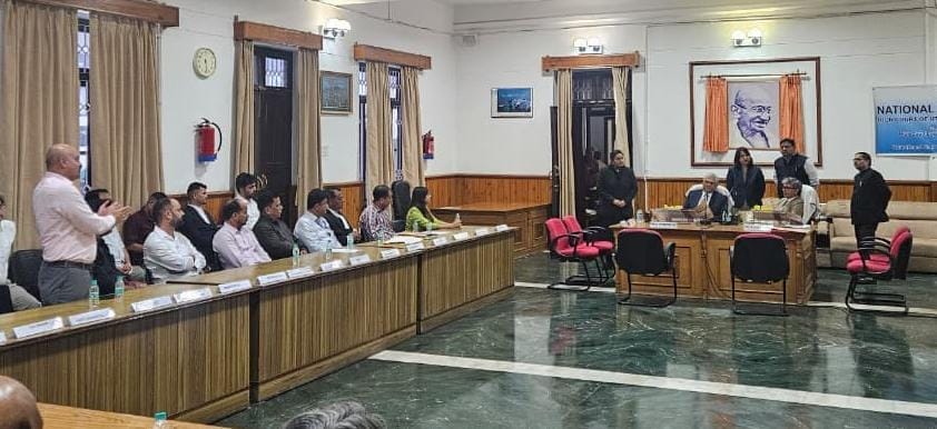 उच्च न्यायालय परिसर में आयोजित प्री-मीटिंग में निर्देश देते न्यायमूर्ति। स्रोत: सूचना विभाग