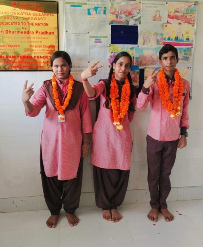 उच्च प्राथमिक विद्यालय कटरा गुलहरिया में आयोजित बाल संसद में चुनी गई छात्राएं।