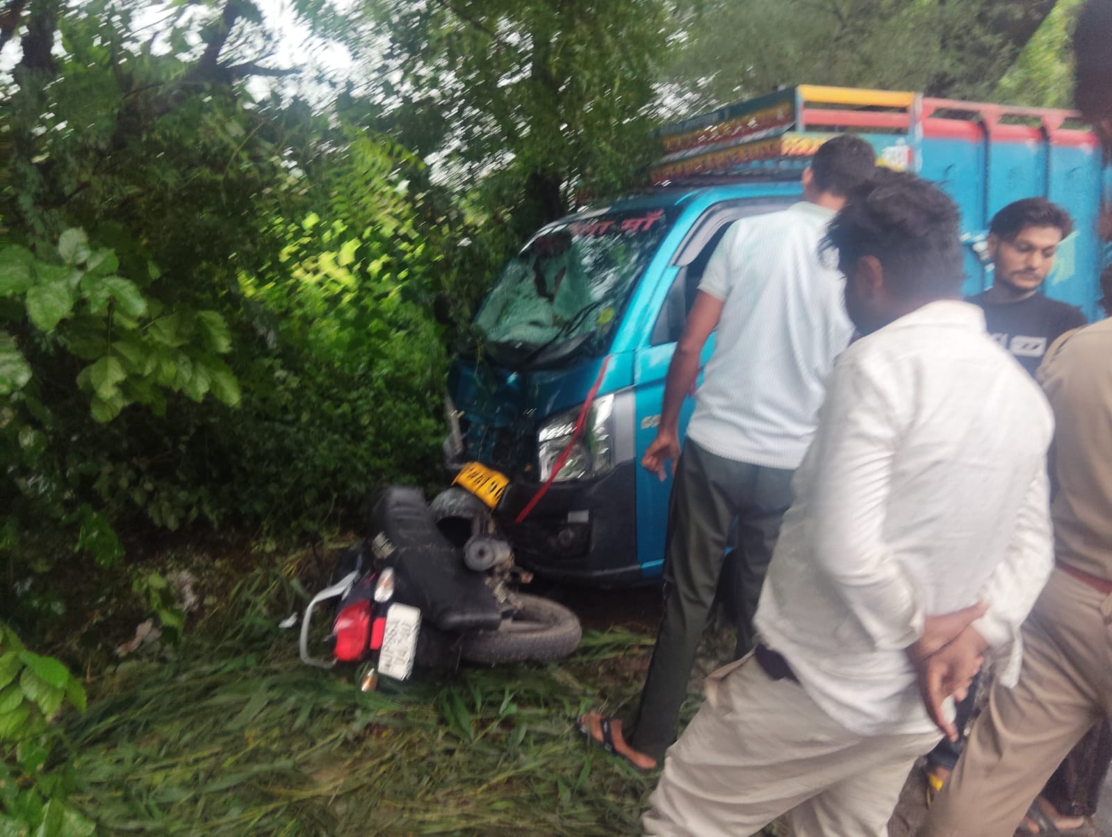 विधिपुर के निकट हुए हादसे में मैजिक के नीचे फंसी बाइक। संवाद