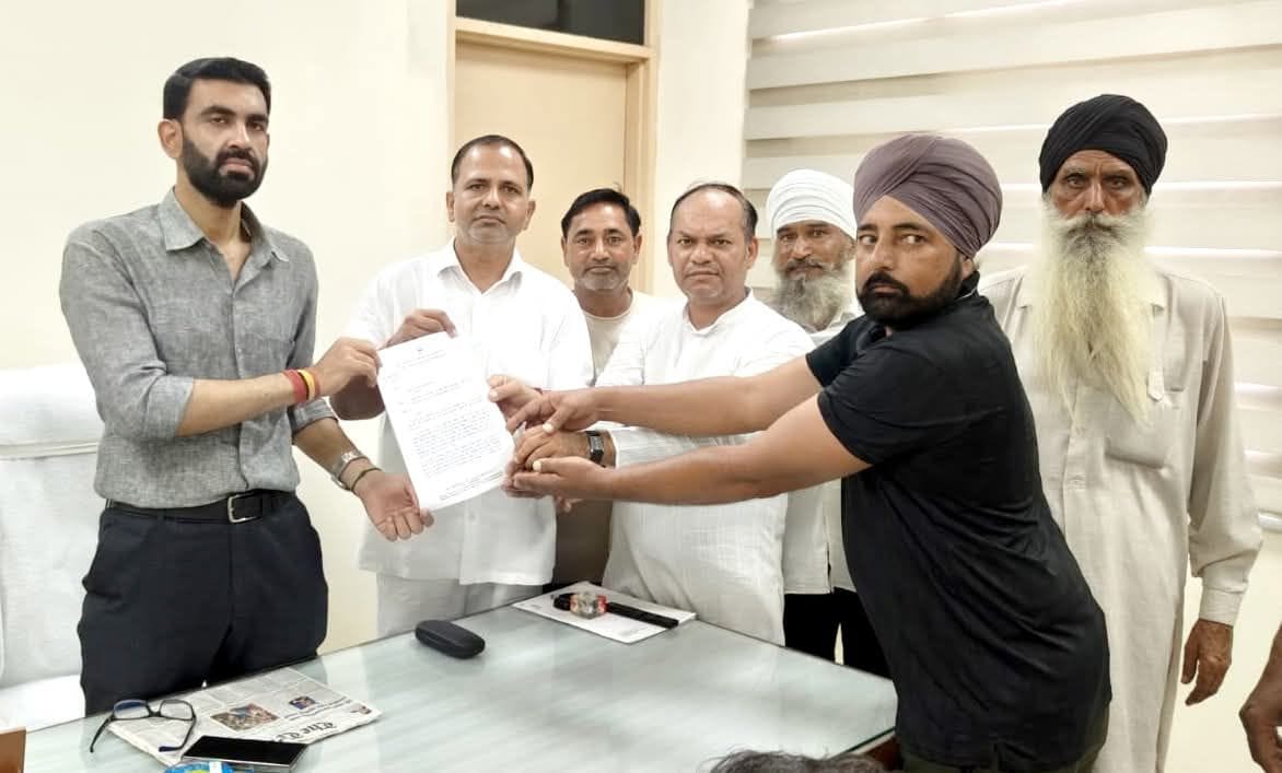 13जेएनडी02: सफीदों में एसडीएम को समस्याओं के समाधान की मांग को लेकर ज्ञापन सौंपते हुए। स्रोत : 