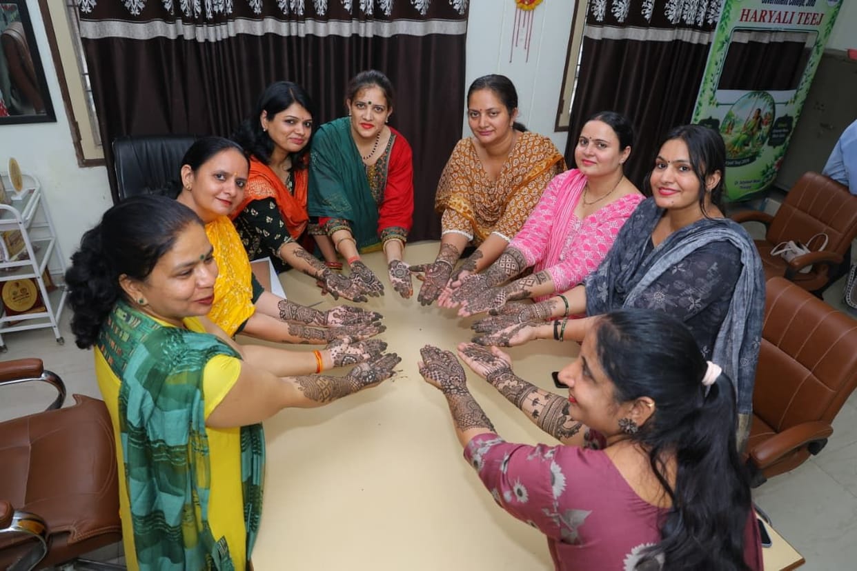 Mehndi colors adorned hands, girl students displayed creativity