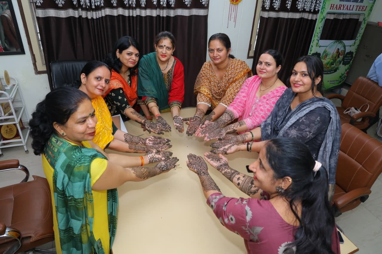 13जेएनडी03: मेहंदी प्रतियोगिता के दौरान कॉलेज की प्राध्यापिकाएं मेहंदी दिखाते हुए। स्रोत: कालेज