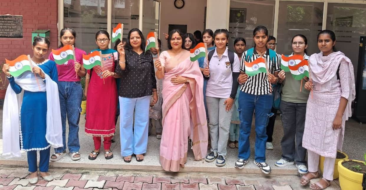 Selfie with Tricolor activity organized in Hindu Kanya Mahavidyalaya