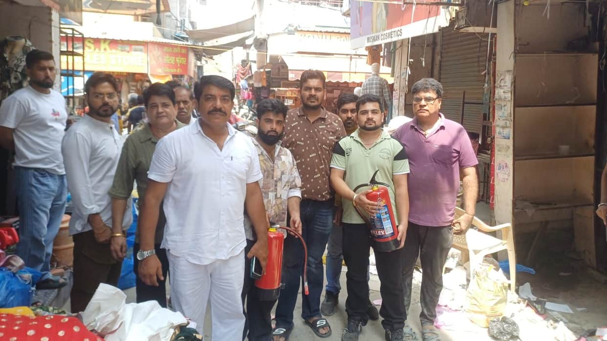 Fire breaks out in clothing store due to incense stick
