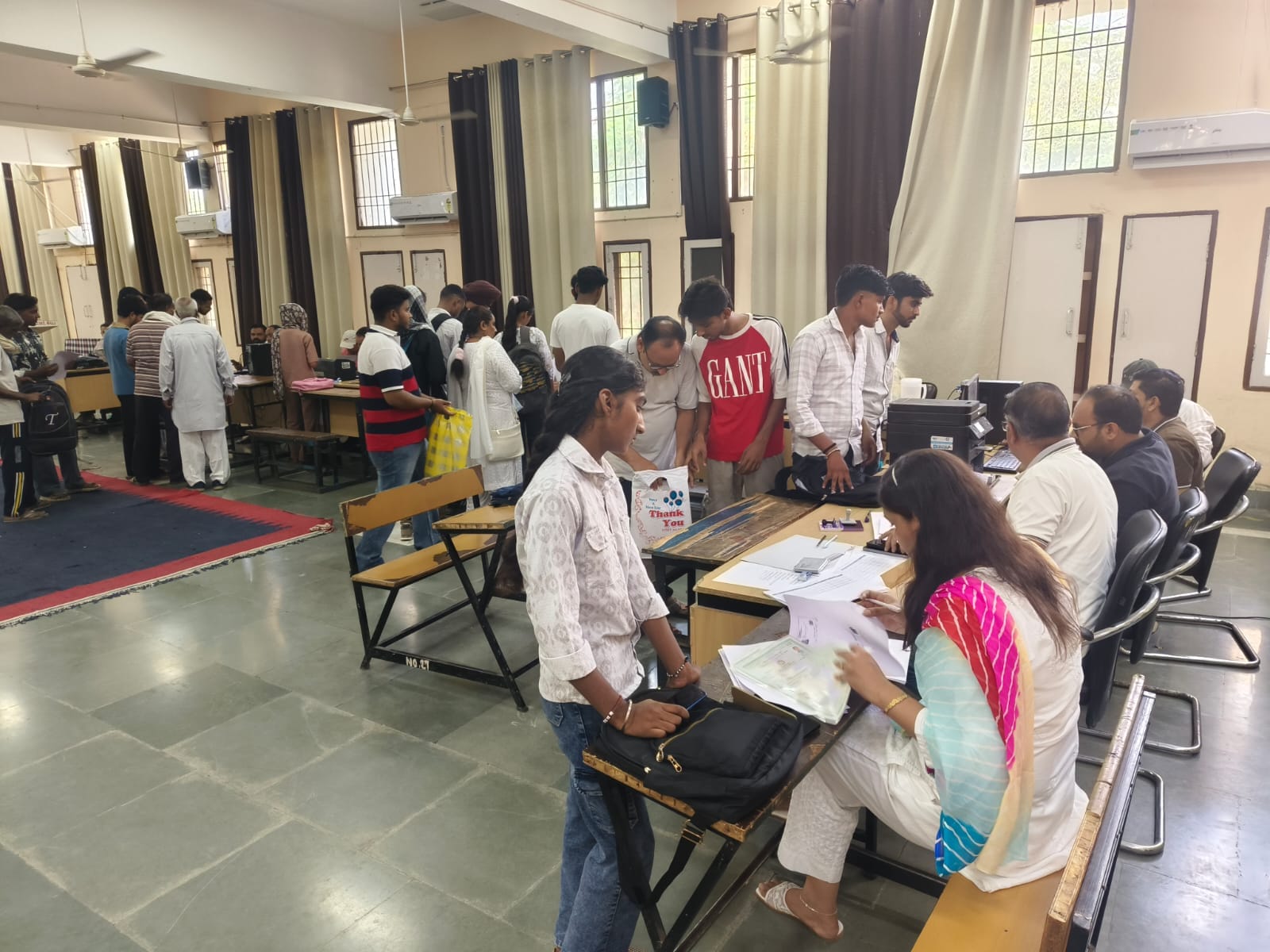 आईटीआई में दाखिला प्रक्रिया में जुटा स्टाफ। स्वयं