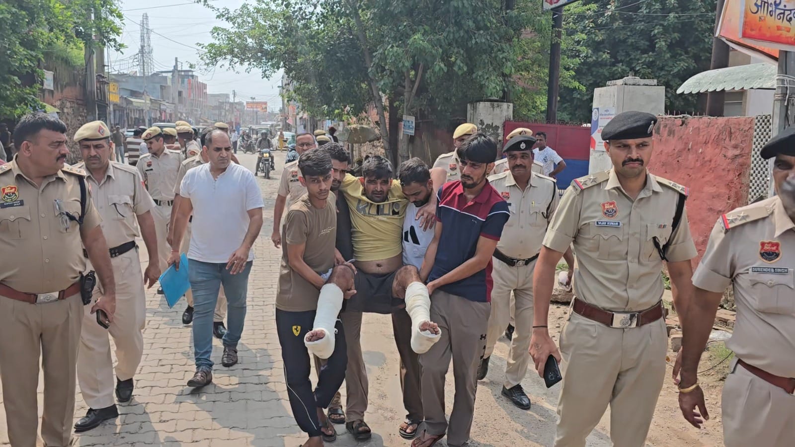 आरोपी अमरजीत उर्फ पंकज को सिटी थान से कोर्ट लेजाते हुए पुलिस। 