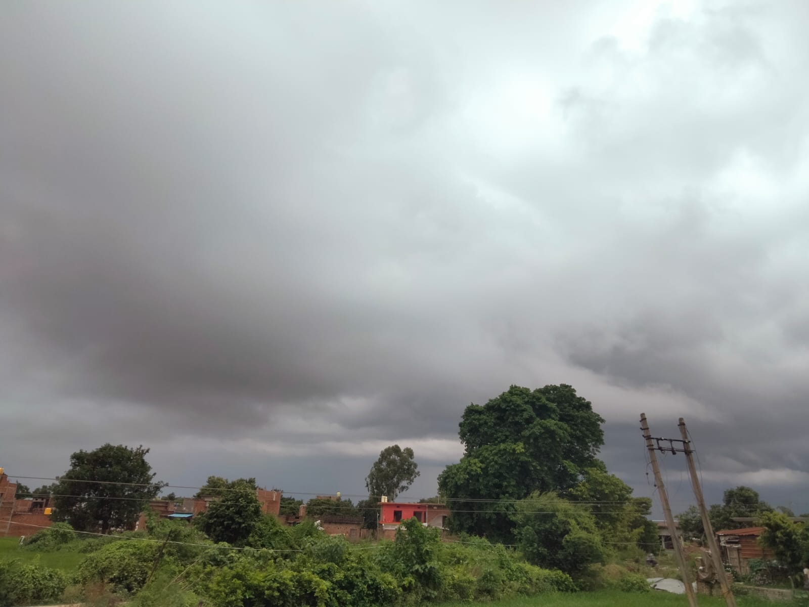 आसमान में छाए घने काले बादल।
