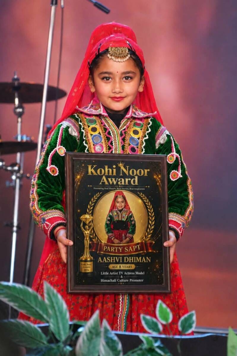 Aashvi Dhiman receives the Kohinoor Award.