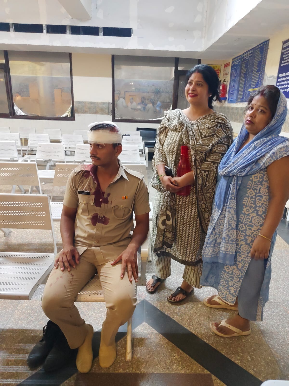 अंबाला कैंट के नागरिक अस्पताल में घायल मुलाजिम  हेड कांस्टेबल संदीप उपचाराधीन व उनके संग खड़े प