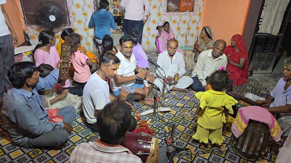 अतरौलिया नगर पंचायत के बिरुआपुर वार्ड स्थित प्राचीन शिवालय में भजन-कीर्तन करते लोग। संवाद