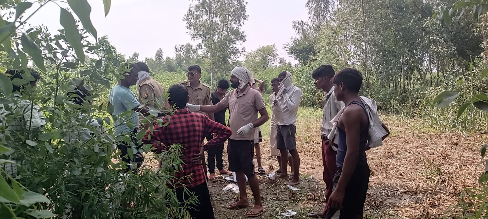 भमोरी खुर्द में घटनास्थल पर ग्रामीणों से पूछताछ करते पुलिसकर्मी। स्रोत : ग्रामीण