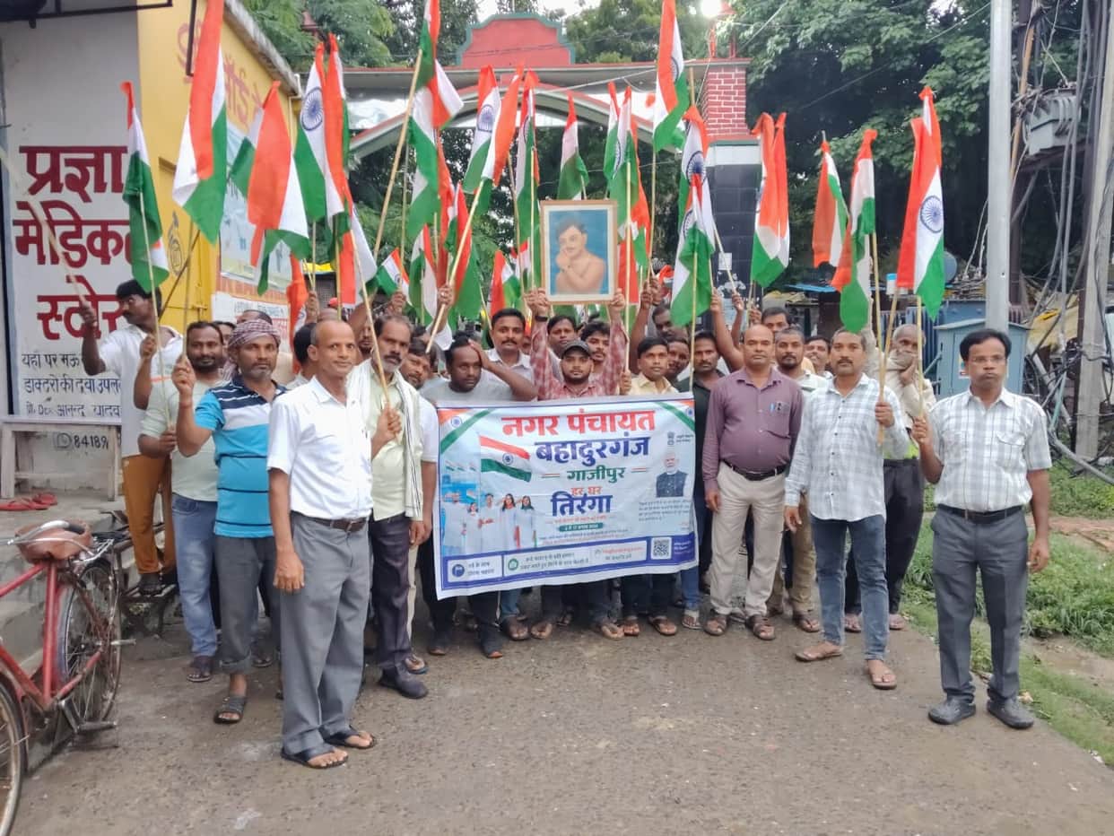 Paid tribute to the martyrs through a procession; pledged to hoist the Tricolour at every home.
