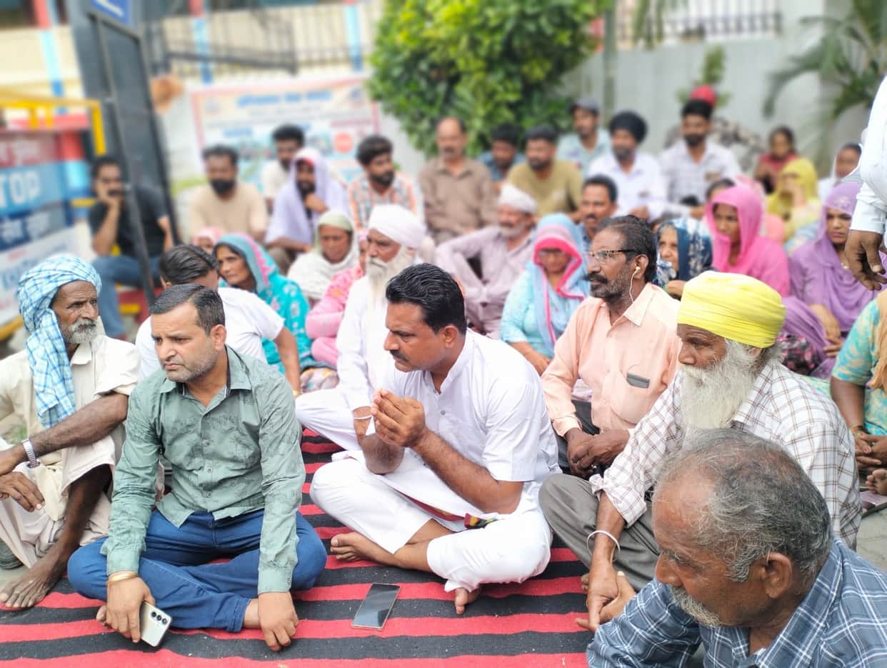 Angered by the failure to arrest the accused, people staged a protest at the Kotwali police station.