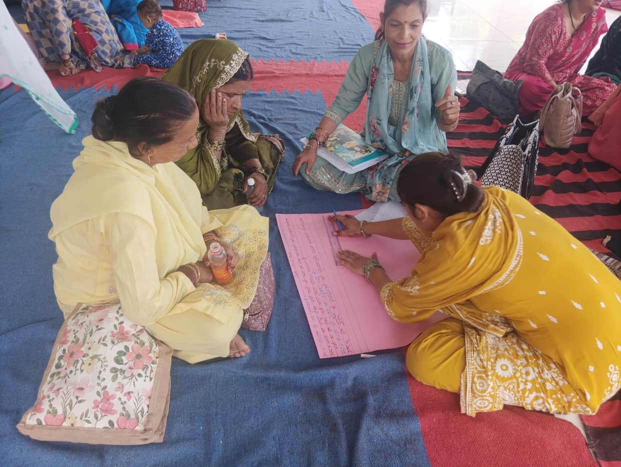 kshetra mein peyjal killat, kude ki samasya samet nashe par hui charcha63Discussions were held regarding issues in the area, including the drinking water shortage, the garbage problem, and the menace of substance abuse.
