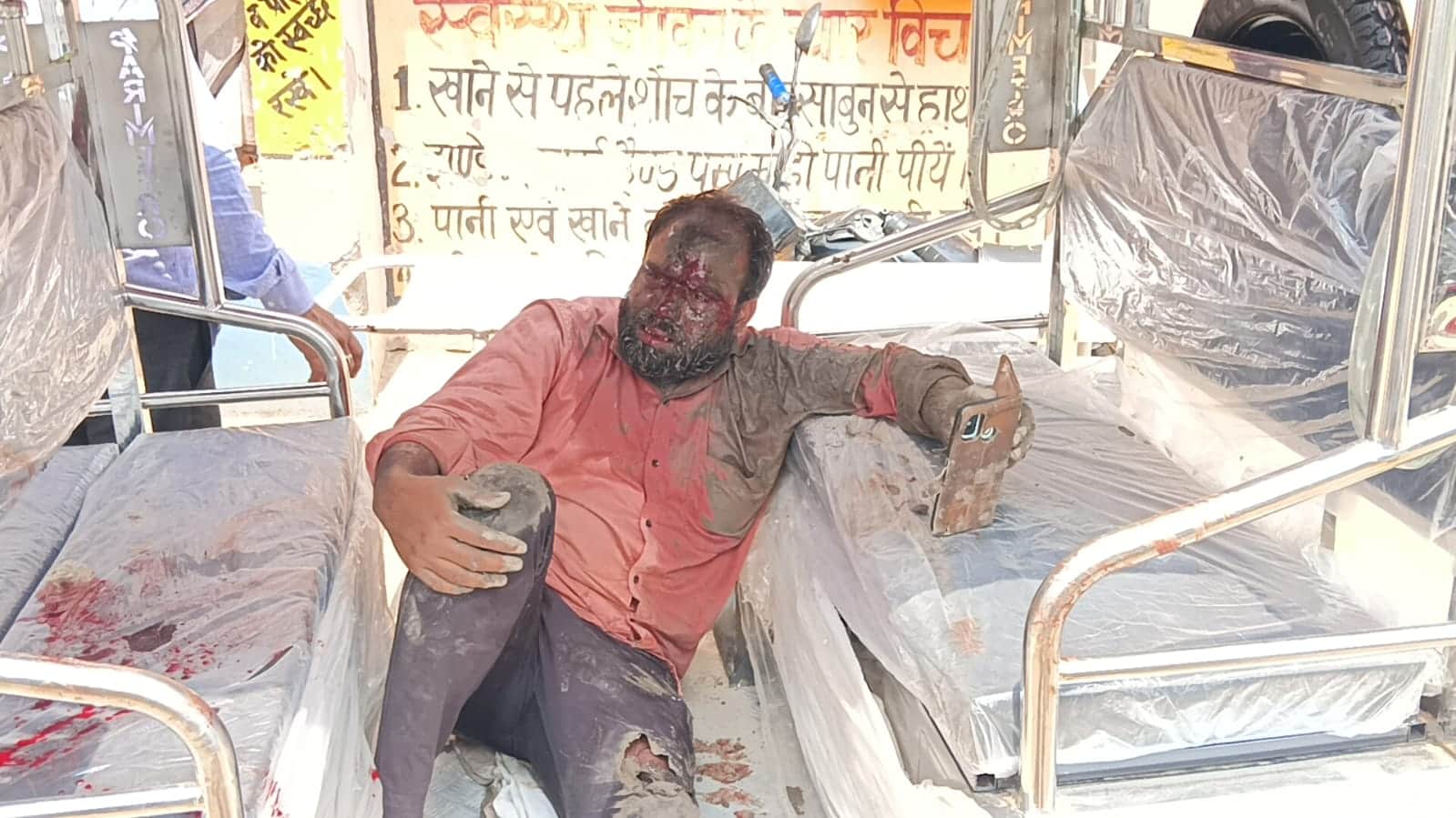 बोरों से भरा लोडर पलटने से घायल बाइक सवार। संवाद